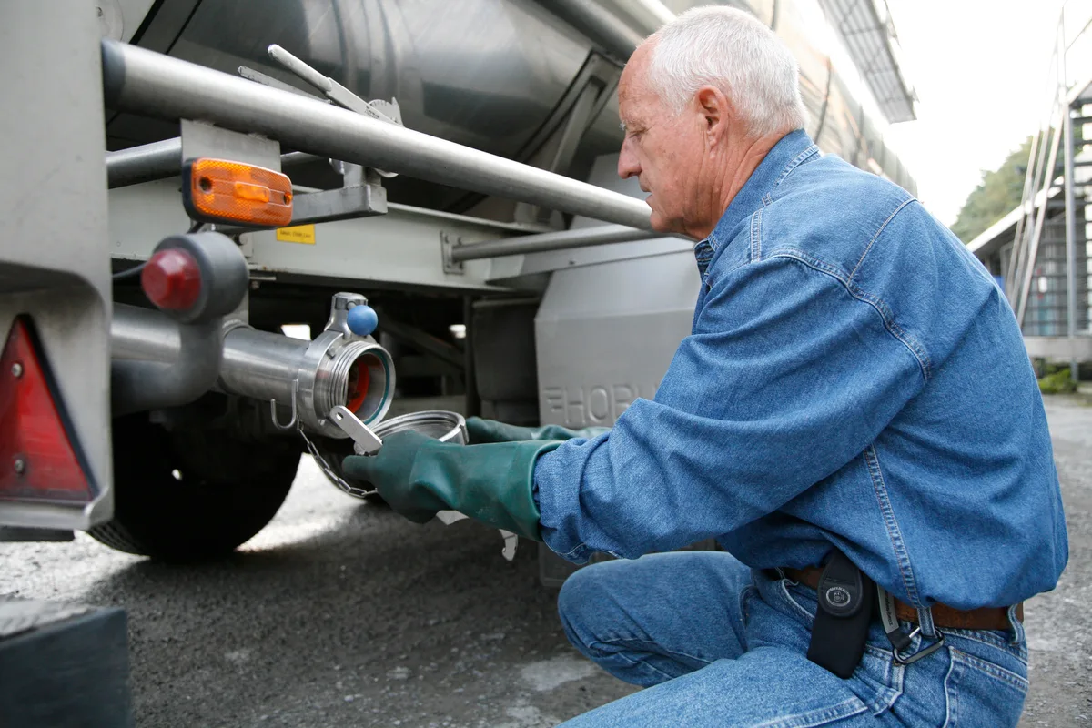 Ein Mann bei der Arbeit an seinem Truck. Es ist der Dübendorfer Markus Studer.